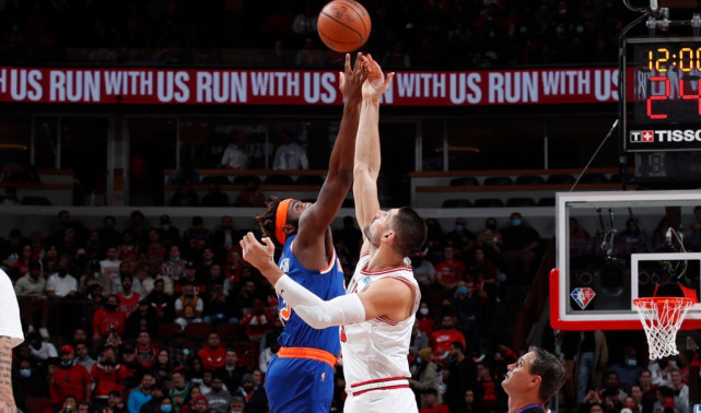  兰德尔关键罚球命中，尼克斯加时险胜活塞保排名